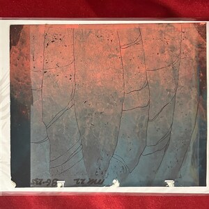 Puede incluir: Impresi&oacute;n de arte abstracto con una mezcla de tonos naranja, azul y gris. La obra de arte presenta l&iacute;neas verticales y curvas y un aspecto texturizado. La impresi&oacute;n est&aacute; en una funda de pl&aacute;stico transparente y tiene texto en la esquina inferior izquierda.