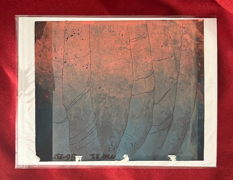 Puede incluir: Impresi&oacute;n de arte abstracto con una mezcla de tonos naranja, azul y gris. La obra de arte presenta l&iacute;neas verticales y curvas y un aspecto texturizado. La impresi&oacute;n est&aacute; en una funda de pl&aacute;stico transparente y tiene texto en la esquina inferior izquierda.