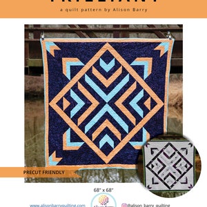 Könnte beinhalten: Ein Quiltmuster namens "Trilliant" von Alison Barry Quilting. Der Quilt ist 173 cm x 173 cm groß und hat ein geometrisches Design in Blautönen, Orange und Braun. Der Quilt ist für vorgefertigte Stoffe geeignet.