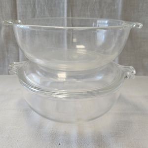 Pyrex- Set aus zwei (2) Kühlschrank-Schüsseln mit 1 Deckel