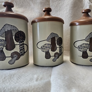 Pojemniki na grzyby w spiżarni z połowy XX wieku