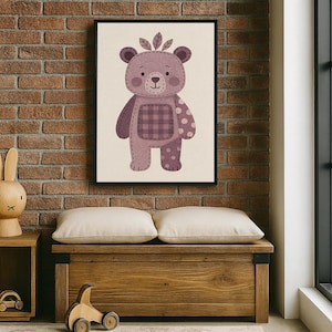 Könnte beinhalten: Gerahmte Illustration eines Teddybären in Lila- und Beigetönen. Der Bär hat ein Karomuster auf der Brust und ein Tupfenmuster auf einem Arm. Der Bär ist mit Blättern auf dem Kopf verziert.