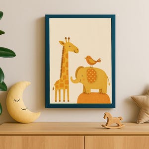 Può includere: Una stampa incorniciata con una giraffa, un elefante e un uccello in uno stile stravagante. Gli animali sono in tonalità di giallo e arancione su uno sfondo crema, incorniciati in verde acqua scuro. Un cuscino a forma di stella e un cavallo a dondolo in legno sono su una superficie di legno.