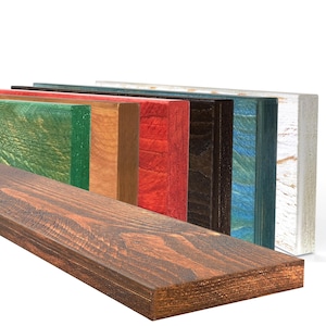 Puede incluir: Un conjunto de estantes de madera en varios colores, incluyendo verde, naranja, rojo, marrón, azul y blanco. Los estantes están hechos de madera reciclada y tienen un aspecto rústico. Los estantes son perfectos para exhibir artículos en un hogar u oficina.