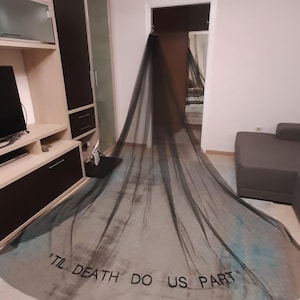 Individuell gestalteter Brautschleier mit gesticktem Text, Hochzeitsdaten, Namen und dem Schriftzug „Bis dass der Tod uns scheidet“.