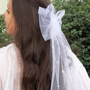 Lazo de novia con perla color marfil: horquilla de tul blanco para novia, elegante y romántico tocado.