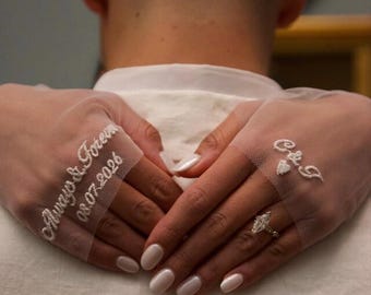 Guantes sin dedos para la novia con texto bordado. Mangas personalizadas con la fecha de la boda.