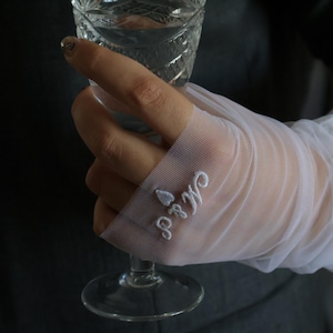 Guanti senza dita personalizzati con testo ricamato Guanti personalizzati con la data del matrimonio Maniche in tulle