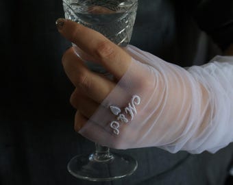刺繍入りのカスタム指なし手袋 結婚式の日付入りのカスタム手袋 チュールスリーブ