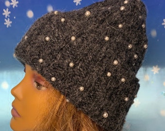 Perlenverzierte Beanie handgemachte gestrickte Damenmütze mit Perlen Winterstrickmütze Alpaka-Bündchen