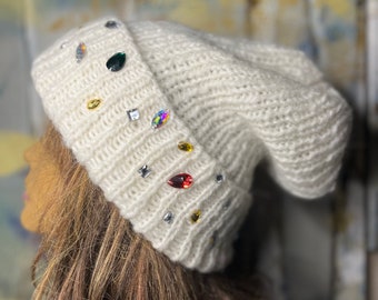 Handgefertigte Strickmütze mit gefalteter Krempe, Strasssteinen und Steinen, gestrickte Wintermütze aus Alpakawolle für Damen