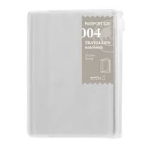 Könnte beinhalten: Ein klares, rechteckiges Traveler's Notebook im Passformat. Das Notizbuch hat ein weißes Etikett mit dem Text "PASSPORT SIZE 004 TRAVELER'S notebook" und japanischem Text. Das Notizbuch besteht aus einem durchscheinenden Material.