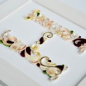 Letras de papel originales para el aniversario de bodas de los padres: obra de arte enmarcada en colores crema y beige