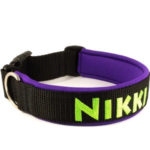 Puede incluir: Collar negro para perro con el nombre "NIKKI" bordado en verde neón. El collar tiene un interior y ribete morado, una hebilla de plástico negro y una anilla en D de metal plateado.