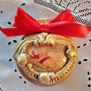 Boneca Kewpie fofa/Cartão de Natal com imagem vintage/Decoupage em enfeite de plástico/Acabamento de argila/Ornamento artesanal exclusivo/Presente de lembrança OOAK/Vermelho e dourado