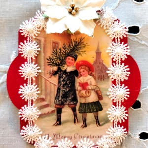 Den Weihnachtsbaum nach Hause holen! Niedliches Vintages Bild von Bruder & Schwester auf Serviettenholz verziert mit ""Schneeflocke"" Zierverzierungen."
