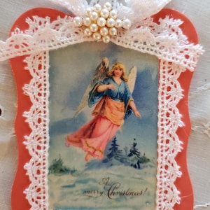 3er Set Wunderschöne Einzigartige Shabby Chic Koralle Weihnachtsornamente Decoupage Holz Verschönert mit Weißer Makramee Spitzenbesatz Perlenbrosche Jeder OOAK