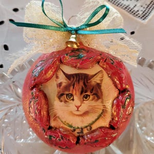 Retrato de gato/Imagen de tarjeta navideña vintage/Decoupage sobre adorno de plástico/Molde de arcilla/Adorno único hecho a mano/Regalo de recuerdo OOAK