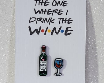 Insigne d'épingle de bouteille de vin en émail sur une carte-cadeau « Celui où je bois le vin », insigne d'épingle de verre de vin et de bouteille de vin Anniversaire Humour Amitié
