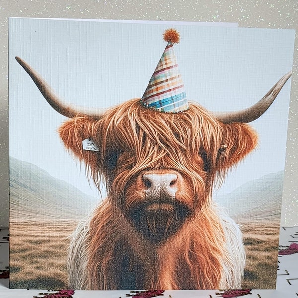 Highland Cow Geburtstagskarte, Highland Coo mit Geburtstagsmütze, alles Gute zum Geburtstag, handgefertigte Karte in Leinenoptik, quadratisch, kostenlose Lieferung, Highland Cow Friend