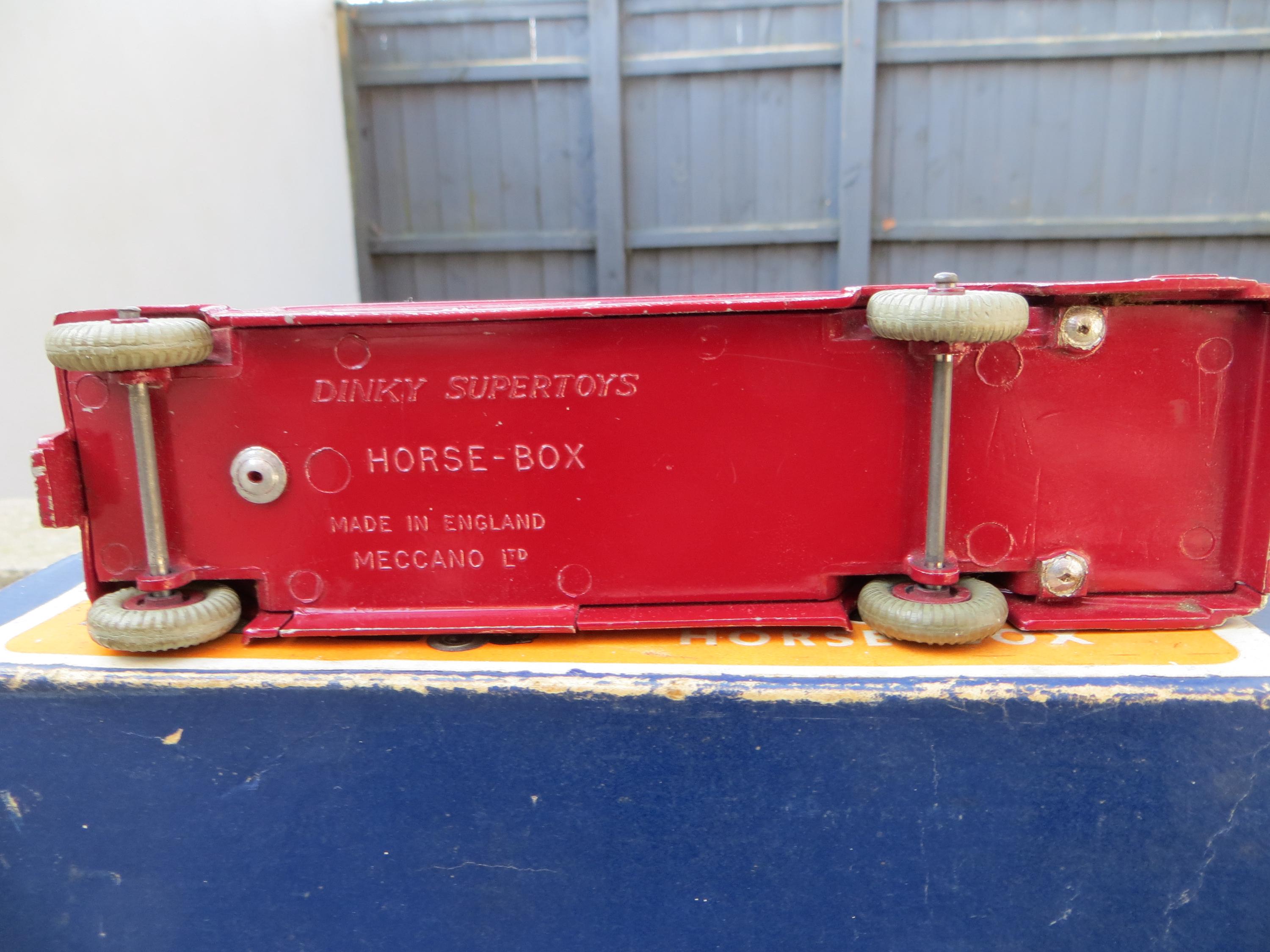 Lot 161 - A DINKY No 581 Horse Box "British Railways
