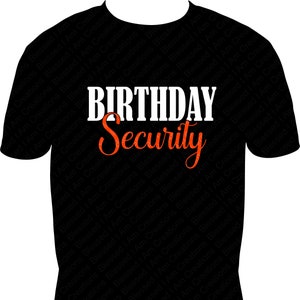 Puede incluir: Camiseta negra con texto blanco que dice "Birthday Security" en negrita. La palabra "Security" está en naranja.