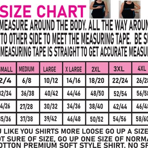 K&ouml;nnte beinhalten: Gr&ouml;&szlig;entabelle f&uuml;r ein Shirt mit Ma&szlig;en in Zoll f&uuml;r Brust, Taille und H&uuml;fte. Die Tabelle umfasst die Gr&ouml;&szlig;en von S bis 5XL. Der Text lautet "Messen Sie um den K&ouml;rper. Ganz herum um den R&uuml;cken bis zur anderen Seite, um das Ma&szlig;band zu treffen. Achten Sie darauf, dass das Ma&szlig;band gerade ist, um genaue Messungen zu erhalten."  "Wenn Sie Ihre Shirts lockerer m&ouml;gen, nehmen Sie eine Gr&ouml;&szlig;e gr&ouml;&szlig;er. Wenn Sie sich nicht sicher sind, welche Gr&ouml;&szlig;e Sie ben&ouml;tigen, nehmen Sie eine Gr&ouml;&szlig;e gr&ouml;&szlig;er als Ihre normale Gr&ouml;&szlig;e. 100% Baumwolle, hochwertiges, weiches Shirt im klassischen Stil. Ohne Elasthan."