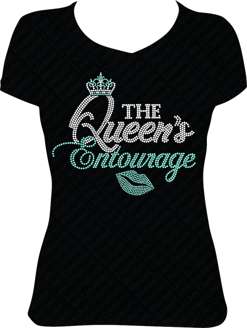 K&ouml;nnte beinhalten: Schwarzes T-Shirt mit einem Strass-Design, das "The Queen's Entourage" mit einer Krone und einer t&uuml;rkisfarbenen Lippe sagt.