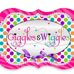 Puede incluir: Un cartel rosa y blanco con un borde de estampado de cebra y lunares de colores. El cartel dice "Giggles & Wiggles" en una fuente caprichosa.