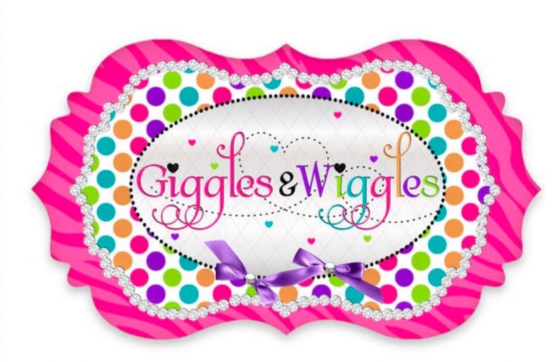 Puede incluir: Un cartel rosa y blanco con un borde de estampado de cebra y lunares de colores. El cartel dice "Giggles & Wiggles" en una fuente caprichosa.