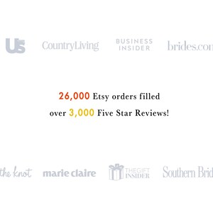 Może przedstawiać: Biała grafika z tekstem 26,000 Etsy orders filled oraz over 3,000 Five Star Reviews! Obraz zawiera logotypy Us Weekly, CountryLiving, Business Insider, brides.com, the knot, marie claire, The Gift Insider oraz Southern Bride.