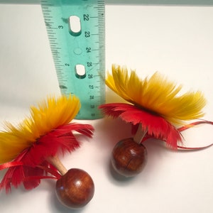 hawaiianische Ornamente, 2 Sets Hula Tanz Besteck, 5 cm Handgemachtes miniatur Uli Uli, Mele Kalikimaka,Tänzer Rassel, echte Federn