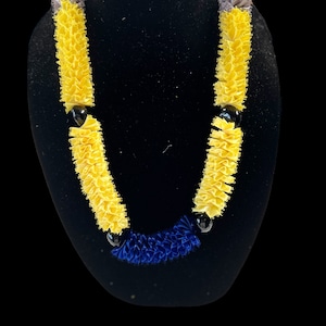 Lei havaiana eterna azul royal, amarelo limão prateado com lei de fita kukui preta. Presente Lei havaiano autêntico