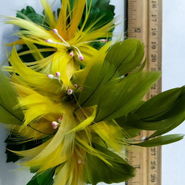 Bibi pour cheveux en plumes et fleurs de style danseuse de hula, fait main à Maui dans de nombreuses couleurs, nous travaillons ensemble pour créer la pièce de vos rêves