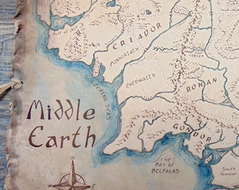 Puede incluir: Un mapa dibujado a mano de la Tierra Media, una tierra ficticia de los libros de El Señor de los Anillos, con una brújula en la esquina inferior izquierda. El mapa muestra las regiones de Criador, Rhovanion, Gondor, Mordor y Rhôn.