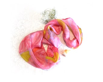 Foulard en pongé de soie roses trémières à l'aquarelle, long, rectangulaire et fluide. En rose, vermillon, lilas, vert et jaune. Style bohème estival.