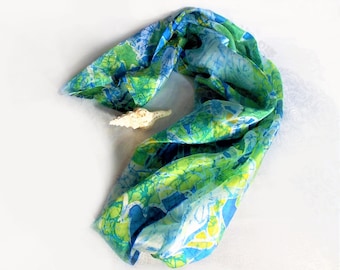 Bufanda de seda, azul, amarillo y verde. Diseño botánico abstracto. Estilo batik.