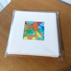 Cartes imprimées en soie Habotai, carrées, aux couleurs vives, avec mon image en batik, « Un chat parmi les fleurs ». Lot de 5, avec enveloppes.