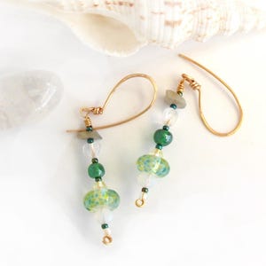 Delicati orecchini pendenti, &#39;Mele&#39;, con quarzo verde, perle di vetro ceco {trasparenti e bianche} e fantasiose perle artigianali lavorate a lume.