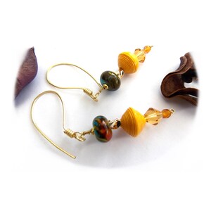 Orecchini pendenti glamour, perfetti per la sera, con perline di carta artigianale giallo ambra, vetro ceco sfaccettato e perline metalliche tubolari intrecciate.