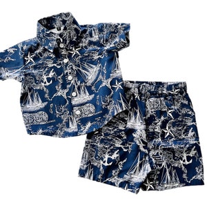 Nachtblaues Entdecker-Schiff Karte Knopf-up-Shirt mit passender blauer Shorts