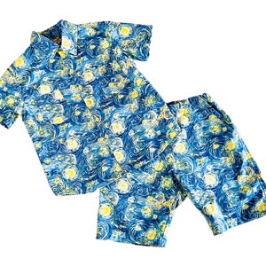 ¡Vamos Vango! Camisa de vestir con botones y diseño de pintura con estampado de noche estrellada y pantalones cortos a juego