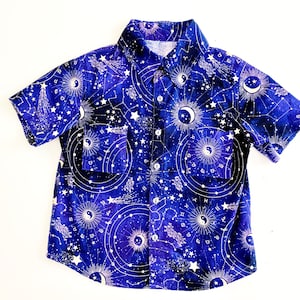 Sternbild Astrologie Karte Button-Down-Hemd mit Kragen