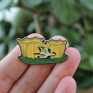 1.5'' McCOY COLLECTOR Enamel Diecast Pin /McCoy Pottery Swallow Planter