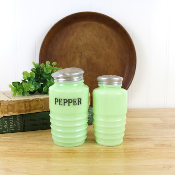 Set of 2 Vintage Jadeite Beehive Shakers | Pepper | Uranium | F250