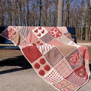 Patchworkdecke mit Häkelmuster