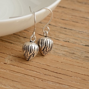かわいいスターリングシルバーの蓮のつぼみのダングルイヤリング、ミニマルなイヤリング、シンプルなジュエリー、自然にインスパイアされた、世界中に無料で発送