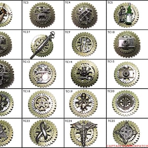 Könnte beinhalten: Eine Sammlung von fünfundzwanzig kreisförmigen, zahnradförmigen Anstecknadeln, die jeweils ein einzigartiges metallisches Emblem in der Mitte aufweisen. Die Motive umfassen Werkzeuge, medizinische Symbole, Tiere und verschiedene Symbole auf Messingzahnrädern.