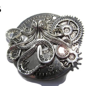 Op de afbeelding: Zilverkleurige metalen hanger met een gedetailleerd octopus-ontwerp met tandwielen en uurwerk-elementen. De octopus is omgeven door ingewikkelde details en heeft een steampunk-esthetiek.