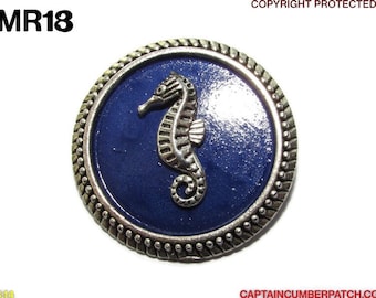 Steampunk pin badge broche zilveren zeepaardje op een ronde blauwe en zilveren achterkant #MR18